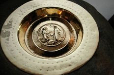 Kor med kalkmalerier fra 1200- tallet. Alterstager fra 1794.