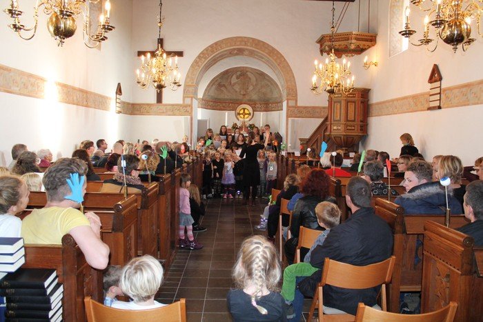 Det sker i Tveje Merløse Kirke i Holbæk og i Kirkeladen