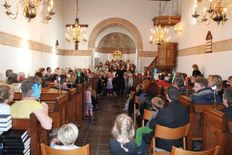 Det sker i Tveje Merløse Kirke i Holbæk og i Kirkeladen